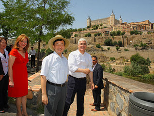 El presidente de Castilla-La Mancha, José María Barreda, acompaña al Príncipe Heredero de Japón, Naruhito, durante su visita al Puente de Alcántara en Toledo.